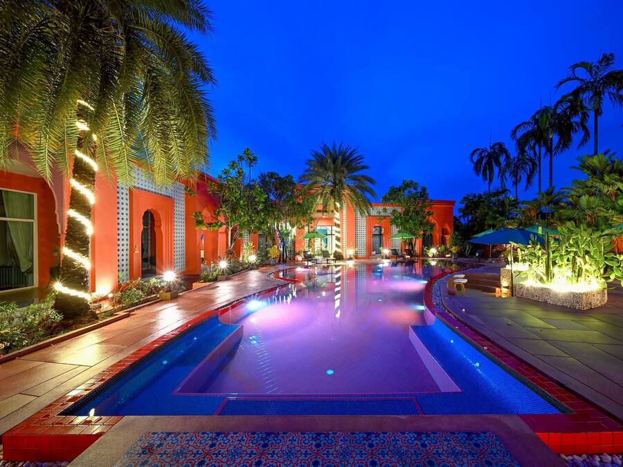 Una piscina al aire libre, sillones reclinables de piscina
