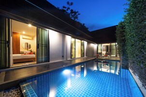 Una casa moderna con piscina, ventanas amplias y un interior luminoso.