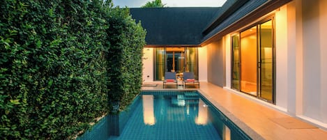 Een buitenzwembad, open van 08.30 uur tot 21.30 uur, en ligstoelen