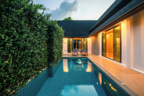 Útilaug, opið kl. 08:30 til kl. 21:30, sólstólar