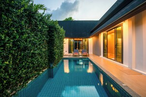 Piscina externa, funciona das 8h30 às 21h30, espreguiçadeiras