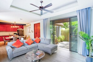 Two-Bedroom Deluxe Pool Villa | 起居区 | 42-英寸纯平电视（配备卫星频道）、液晶电视、首映电影