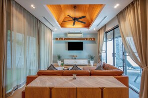 One-Bedroom Pool Villa | Área de sala de estar | Televisión de pantalla plana de 42 pulgadas con canales vía satélite 