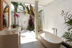 Deep-soaking bathtub