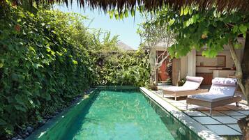 Vila luxo, 1 quarto, piscina particular | Cofres nos quartos, ferros/tábuas de passar roupa, Wi-Fi de cortesia