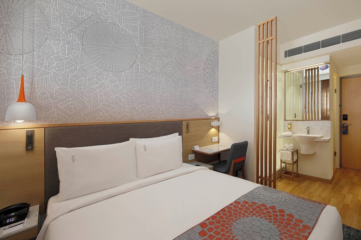 Standard Room, 1 Queen Bed (Top Floor) | Hypo-allergenic bedding, in-room safe, blackout curtains
