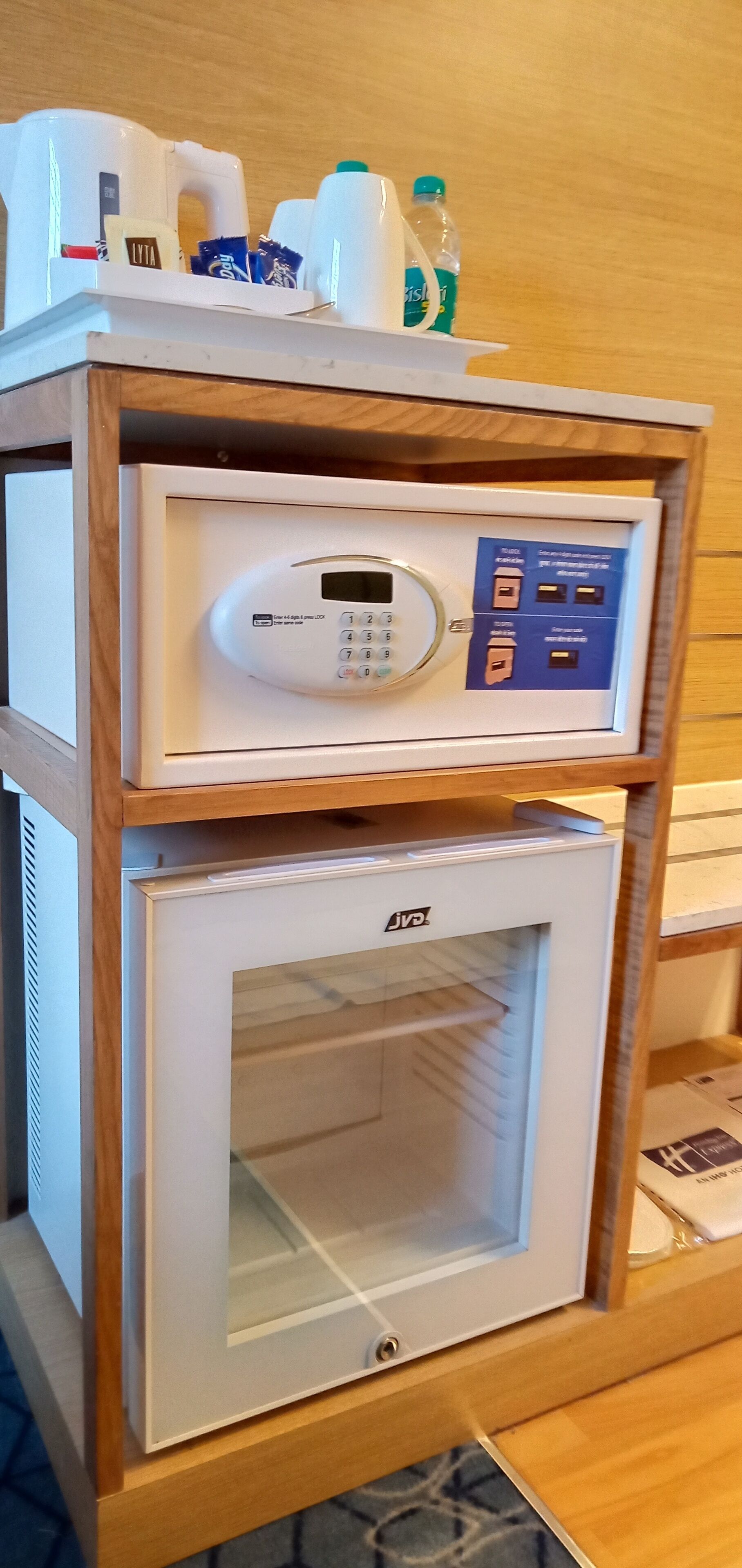 Egy minibar, amely hűtőszekrénnyel és kezelőpanellel van felszerelve.