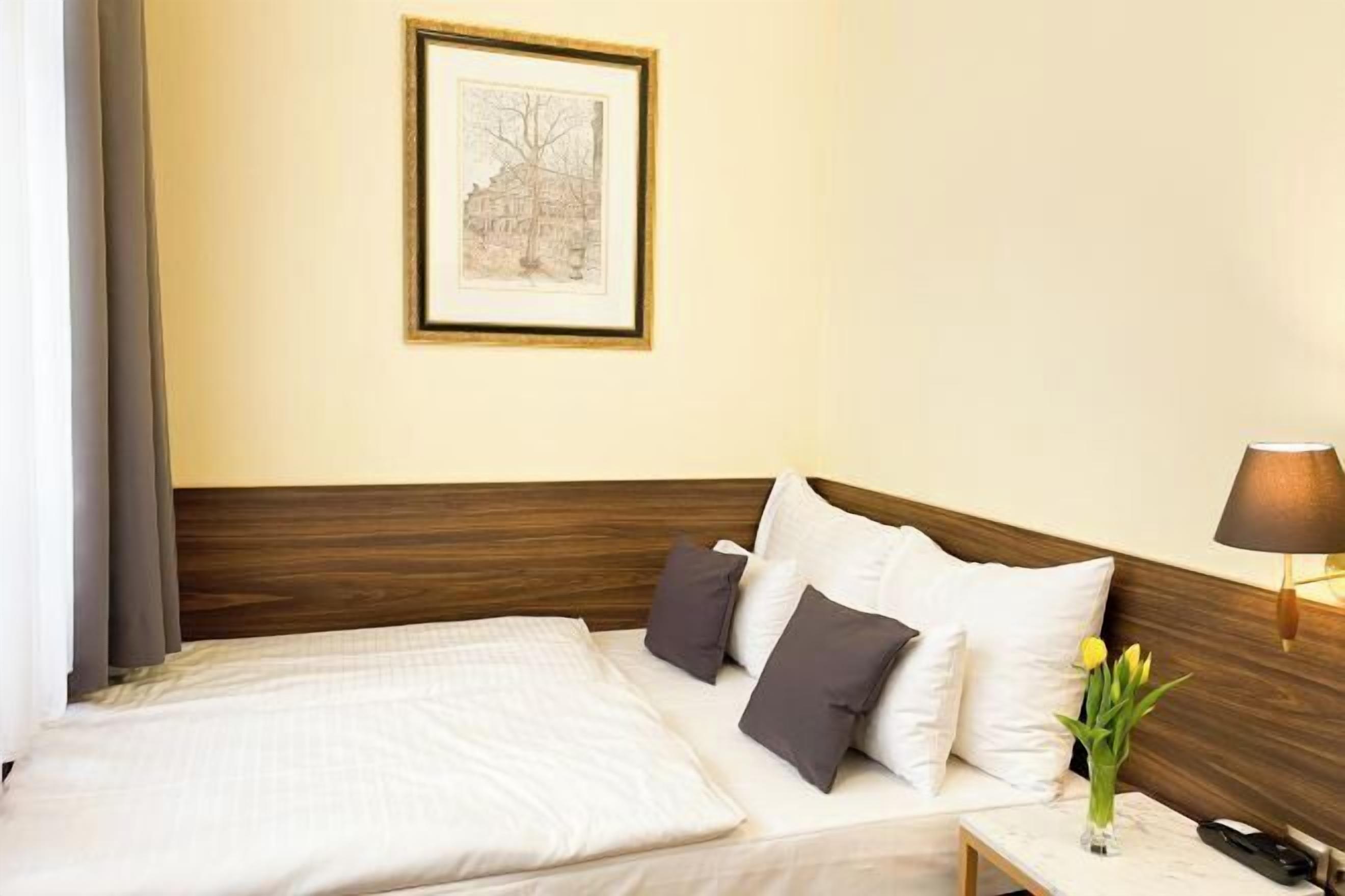 ミニバー、セーフティボックス (室内)、WiFi (無料)、ベッドシーツ