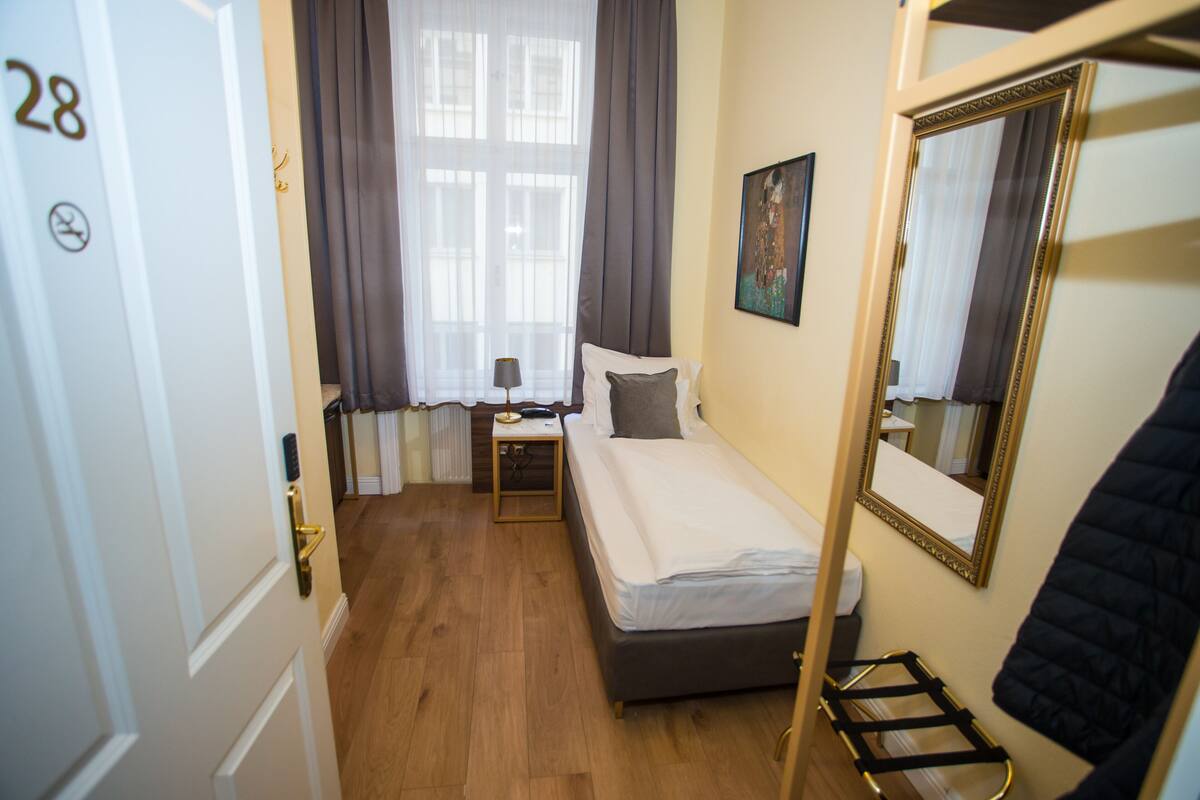 Minibar, caja de seguridad en la habitación, wifi gratis y ropa de cama