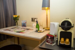 Rom – comfort | Minibar, safe på rommet, wi-fi (inkludert) og sengetøy