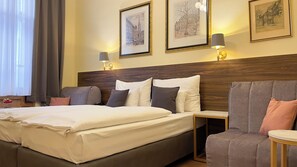 Superior Double Room | Minibar, in-room safe, free WiFi, bed sheets - City Pension Stephansplatz I Self Check In (Vienna)