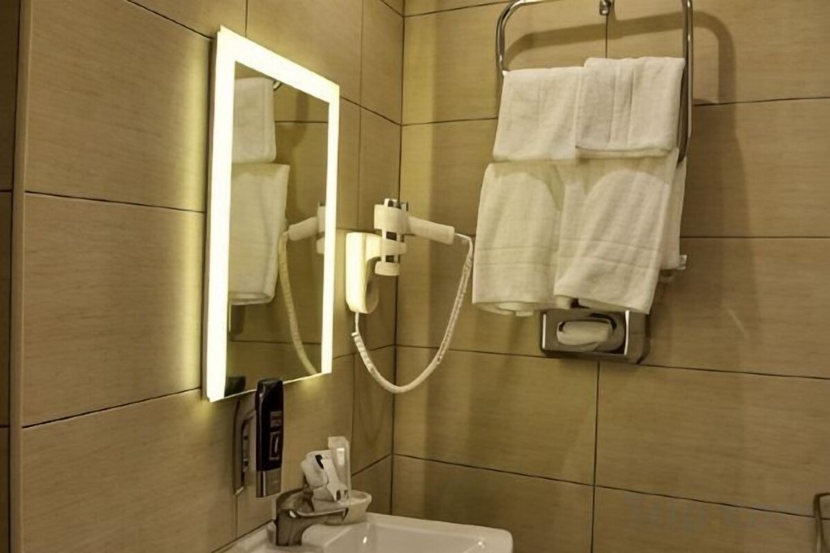 Bathroom | Shower, hair dryer (on request), towels, soap