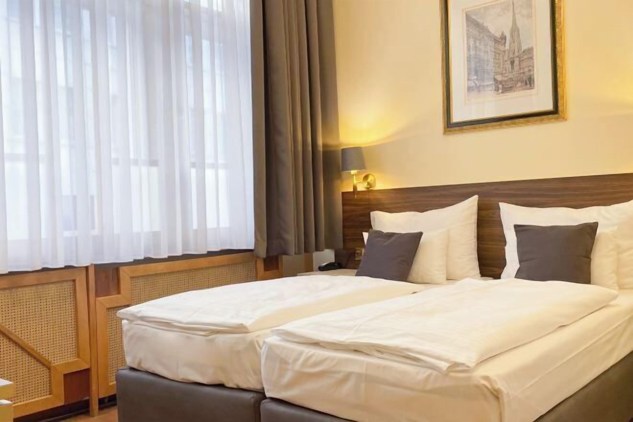 ミニバー、セーフティボックス (室内)、WiFi (無料)、ベッドシーツ