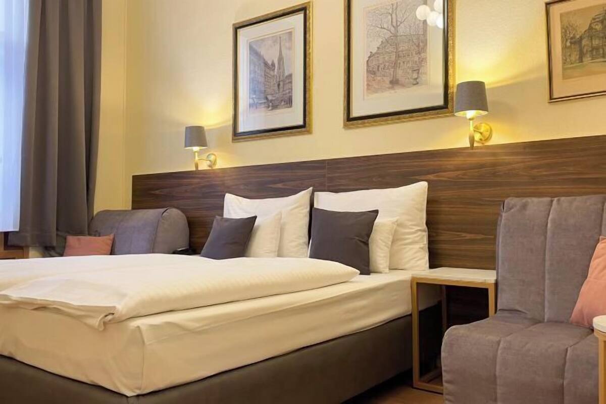 Minibar, caja de seguridad en la habitación, wifi gratis y ropa de cama