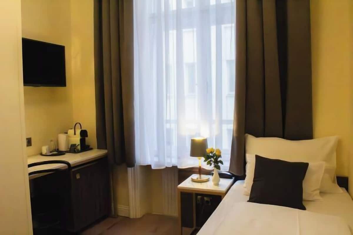 Minibar, caja de seguridad en la habitación, wifi gratis y ropa de cama