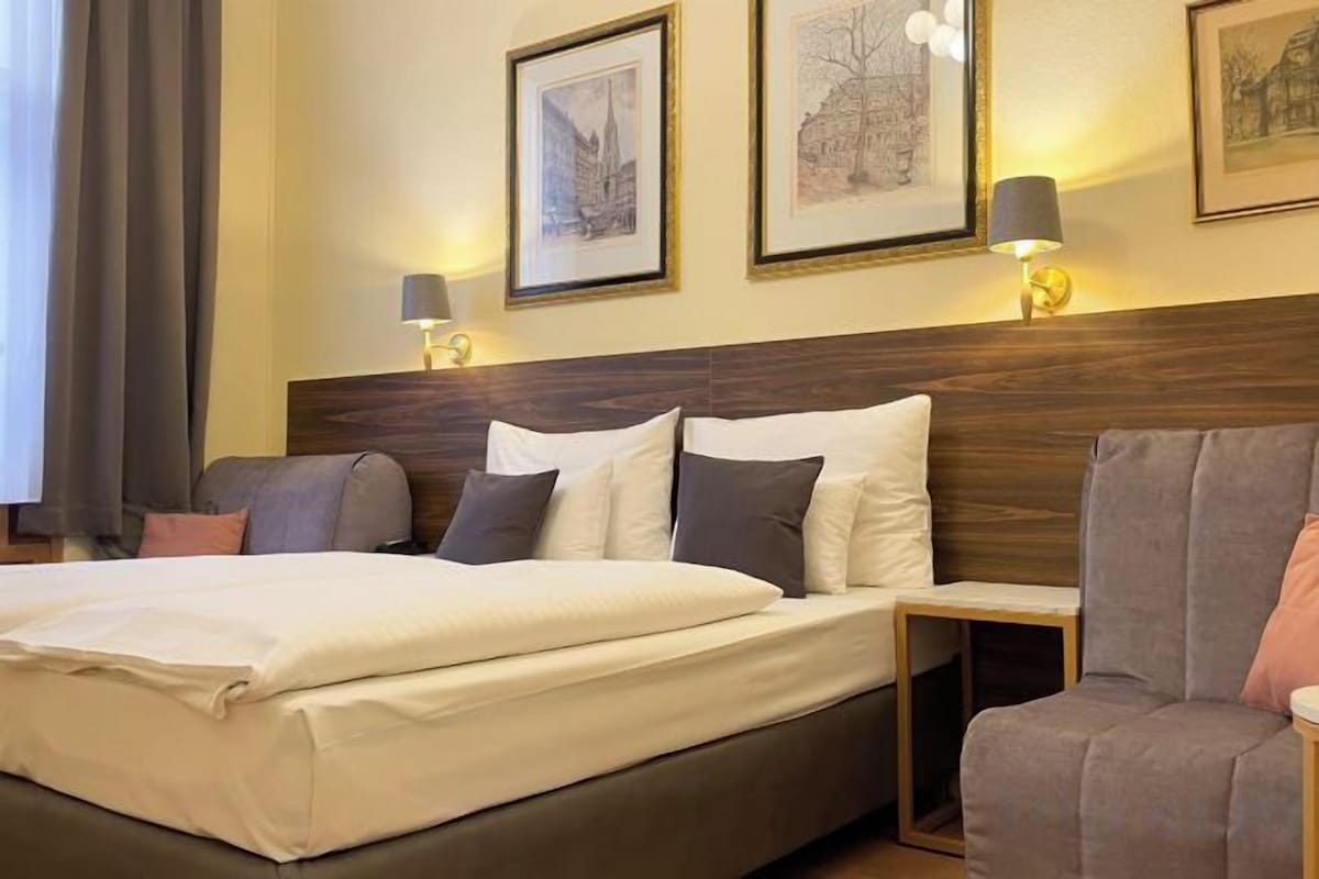 Minibar, in-room safe, WiFi (free), bed sheets