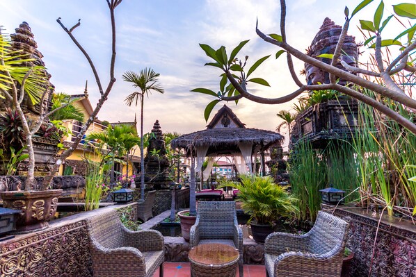 室內游泳池和室外游泳池,提供泳池遮陽傘和日光浴躺椅