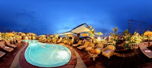 室內游泳池和室外游泳池,提供泳池遮陽傘和日光浴躺椅