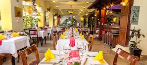 2 restaurantes; se sirven desayunos, comidas y cenas