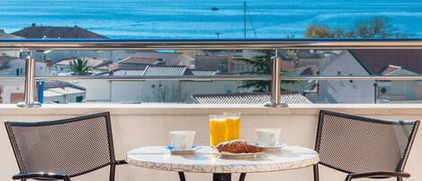 Apartemen, 1 kamar tidur, balkon, pemandangan laut terbatas (2-4) | Seprai antialergi, brankas, dan setrika/meja setrika