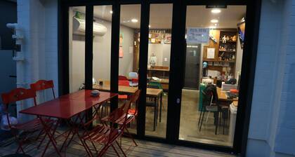 Zzzip Guest House - Hostel