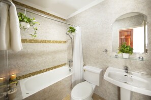 Kombinasi shower/bathtub, pancuran hujan,  dan perlengkapan mandi gratis