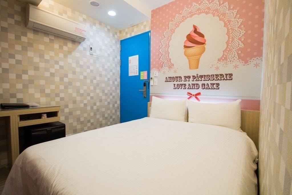 standard double room (with windows) | individually decorated, blackout curtains, free wifi, bed sheets