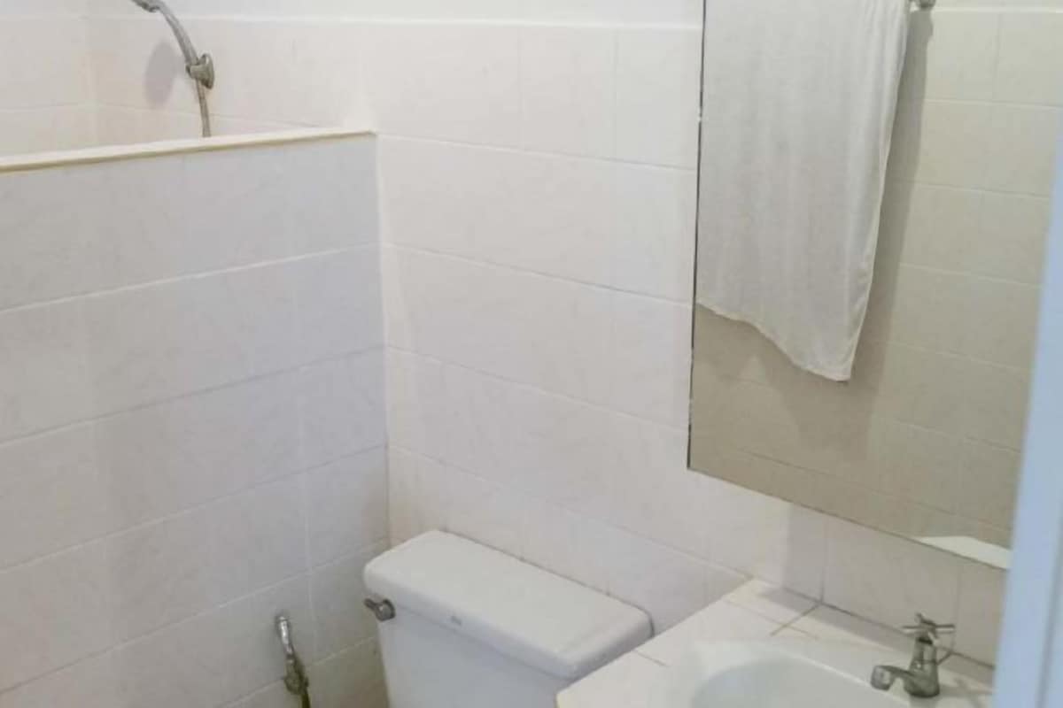 Een badkamer met toilet, wastafel en douche.