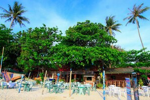 Petit déjeuner, déjeuner et dîner servis sur place, vue sur la plage