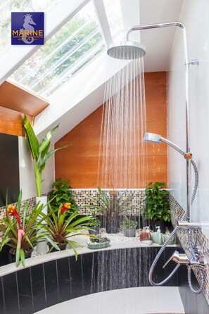 VIP Suite | Bathroom | Free toiletries, bathrobes, bidet, towels - Marine Chaweng Beach Resort (Koh Samui)