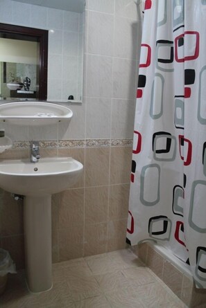 Shower, free toiletries, hair dryer, slippers - Africana Hotel (Dubai)