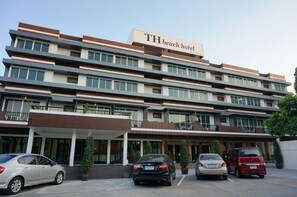 A multi-story hotel with a sign reading "TH beach hotel". - TH Beach Hotel (Hua Hin)