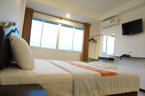 Blackout curtains, rollaway beds, free WiFi - TH Beach Hotel (Hua Hin)