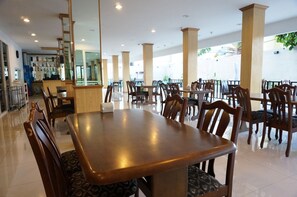 บริการอาหารเช้า อาหารกลางวัน อาหารเย็น, อาหารไทย, วิวสระว่ายน้ำ 