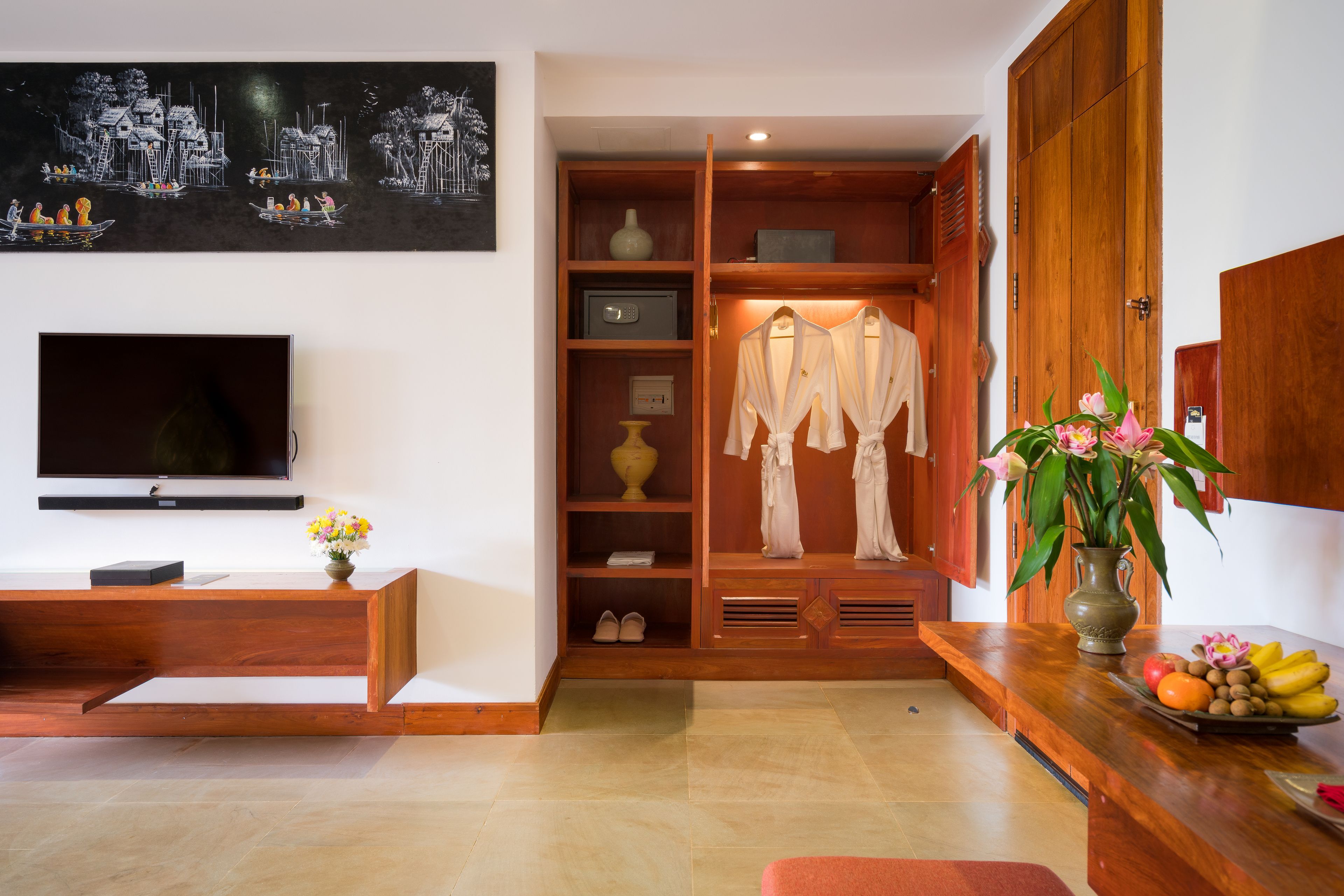 luxury king suite, balcony, city view | premium bedding, down duvets, pillow-top beds, minibar