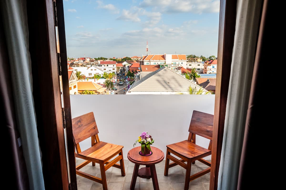 deluxe suite, balcony, city view | balcony