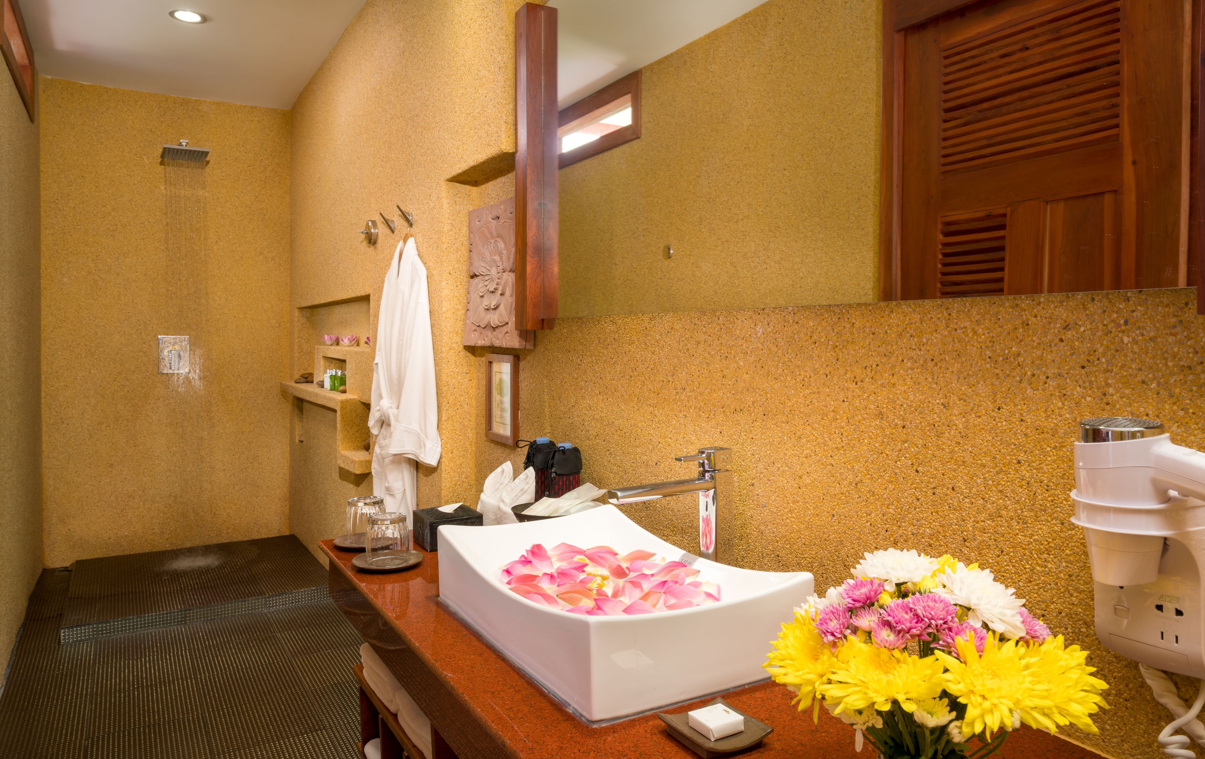 shower, rainfall showerhead, free toiletries, hair dryer