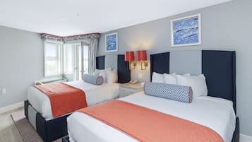 Habitación de hotel con dos camas, una mesita de noche y una ventana con cortinas.