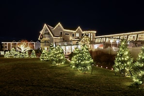 Front of property - evening/night - Anchorage Inn and Resort (York Beach)