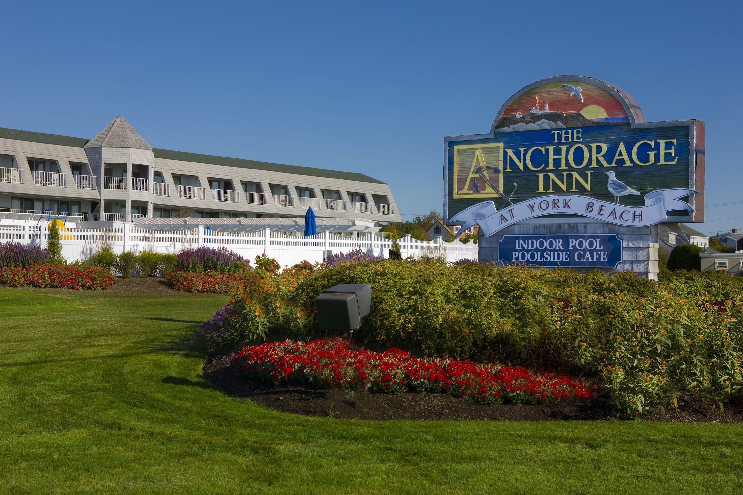 The Anchorage Inn at York Beach with an indoor pool and a poolside cafe.