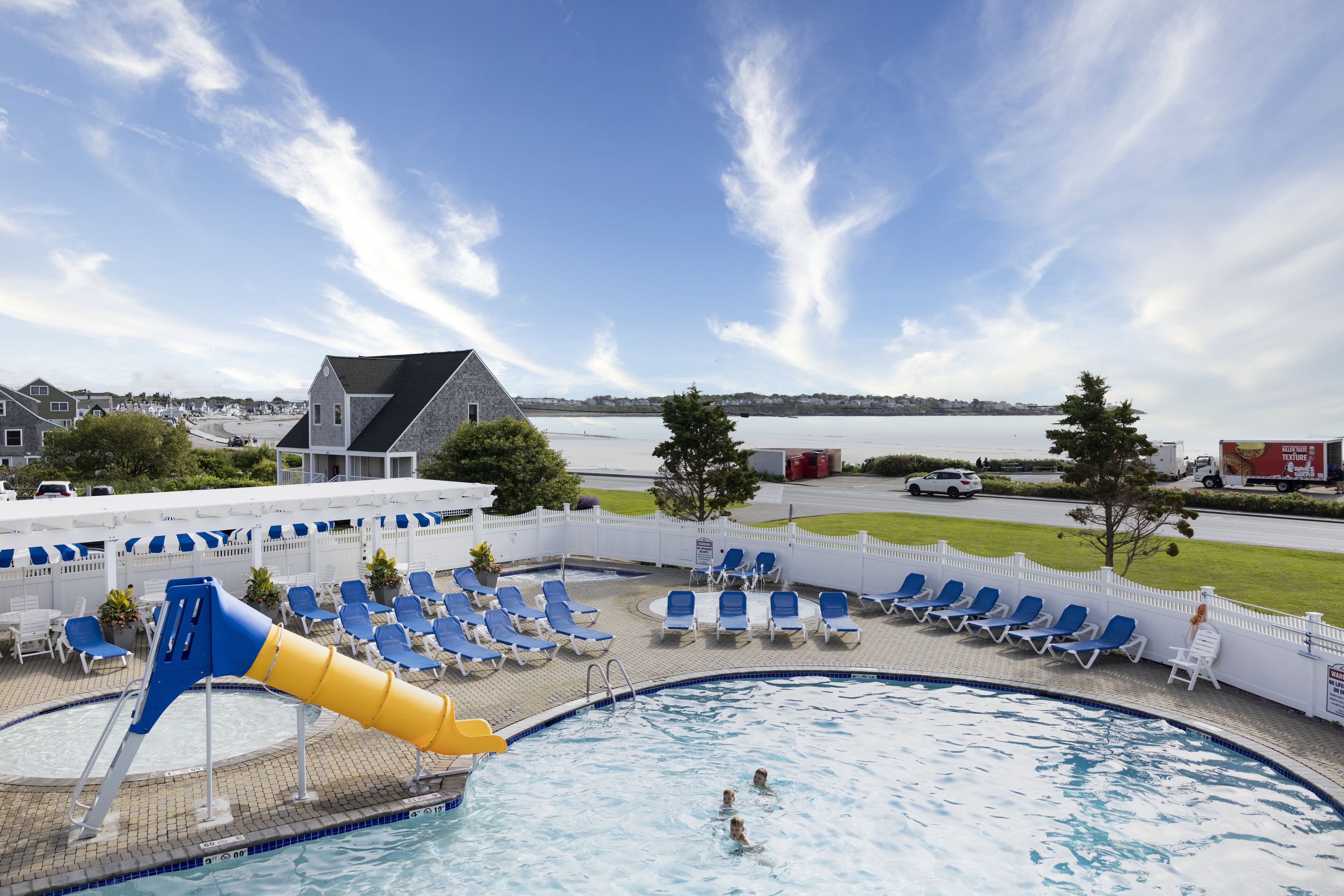 2 つの屋内プール、屋外プール