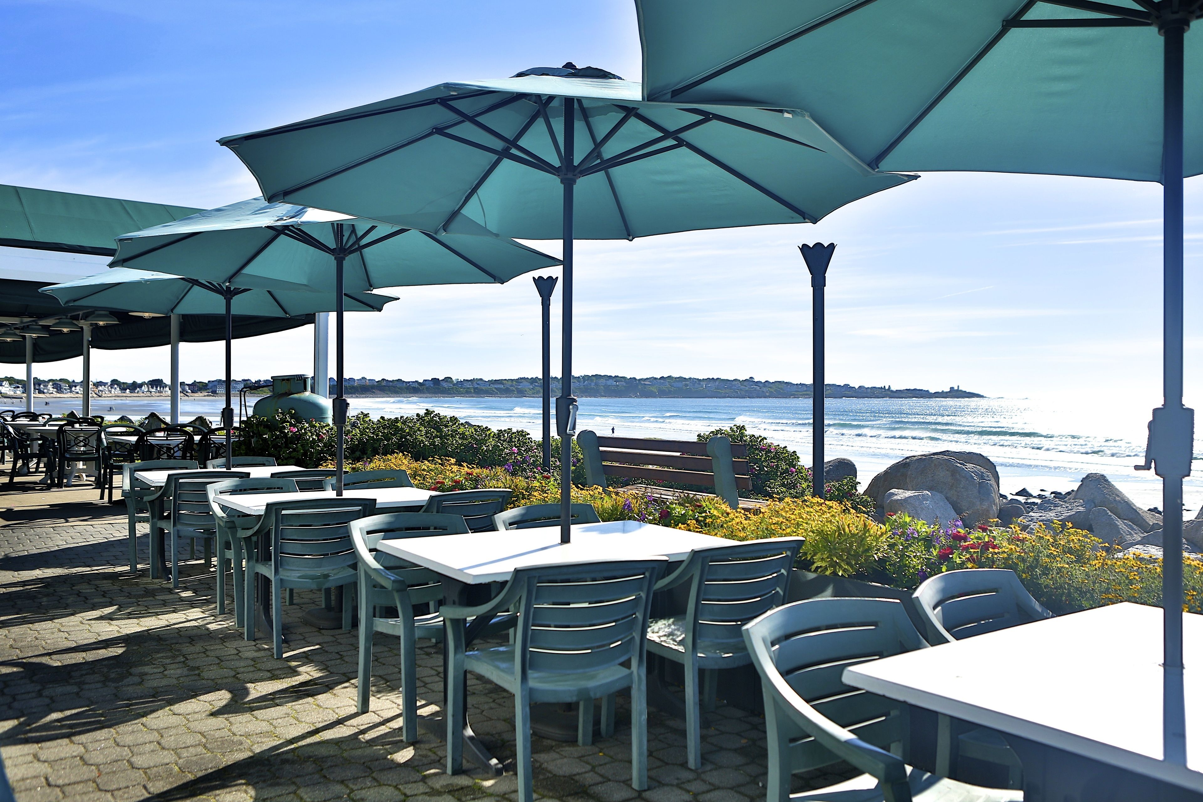 Petit déjeuner et dîner servis sur place