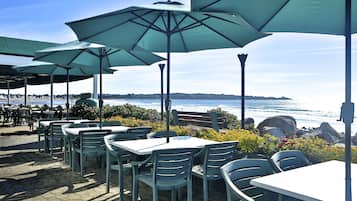 บริการอาหารเช้าและอาหารเย็น