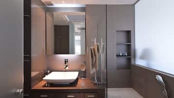 Villa | Bathroom amenities | Separate bathtub and shower, free toiletries, hair dryer, towels