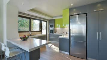 Vila | Cozinha privada | Geladeira grande, micro-ondas, cooktop, lava-louças