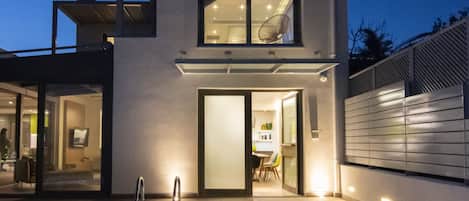 Facciata della struttura - sera/notte