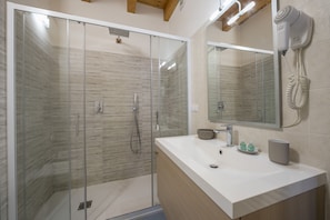 City appartement, 1 slaapkamer (Via Rodari 6) | Badkamer | Een douche, een regendouche, gratis toiletartikelen, een haardroger