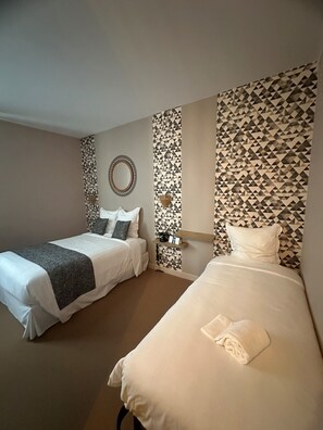 Chambre triple Standard | Décor unique, ameublement unique, bureau, système d’insonorisation