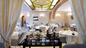 Ein Restaurant mit Glasdecke, weißen Tischen und Stühlen.