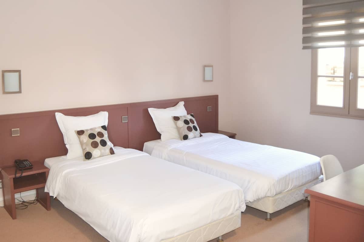 Standard Twin Room | Dihias secara berasingan, dilengkapkan perabot secara berasingan, meja